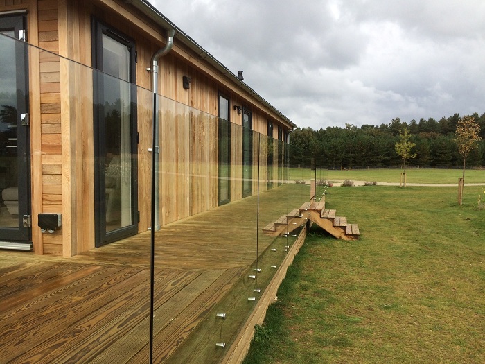 Frameless balustrade on timber lodge